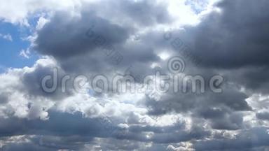 蓝天白云自然背景，蓝天白云伴着阳光，云朵蓬松多雨